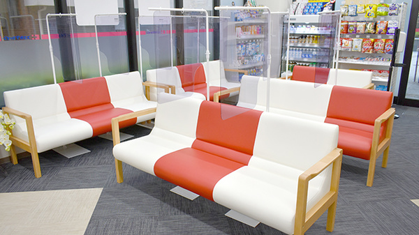 ココカラファイン薬局　十善会病院店の待合スペース