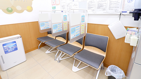 調剤薬局ツルハドラッグ相模原由野台店の待合スペース