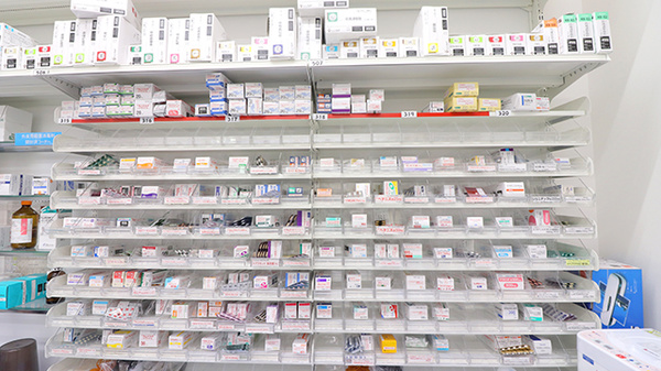調剤薬局ツルハドラッグ相模原由野台店の薬棚