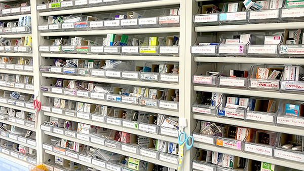 スズラン薬局 千里丘店の薬棚