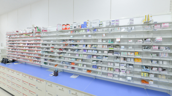 調剤薬局ツルハドラッグ大阪市大病院前店の薬棚