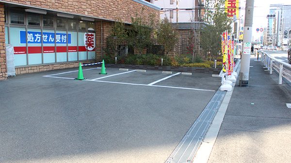 アカカベ薬局　木川東店の駐車場