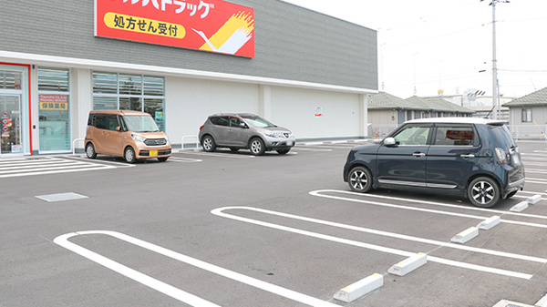 調剤薬局ツルハドラッグ石橋店の駐車場