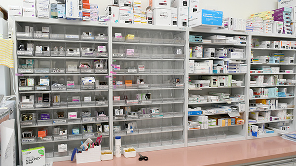 イルカ薬局那珂店の薬棚