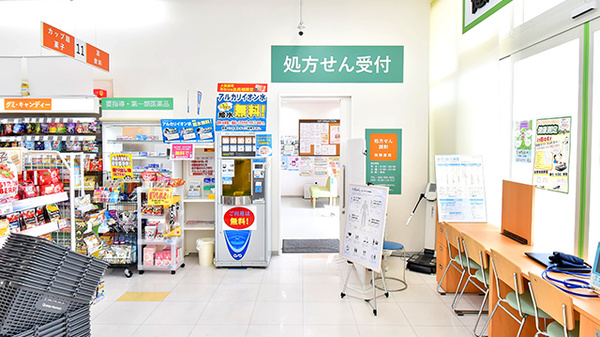 大賀薬局 新宮店の入口