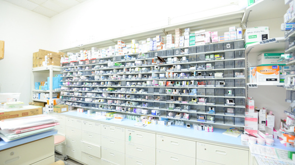 調剤薬局ツルハドラッグ西春店の薬棚