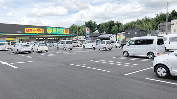 杏林堂薬局　伊左地店の駐車場