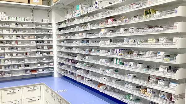 調剤薬局ツルハドラッグ紫波南店の薬棚