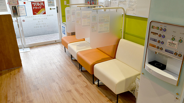 調剤薬局ツルハドラッグ大和吉岡店の待合スペース
