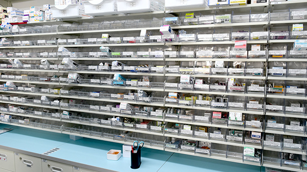 調剤薬局ツルハドラッグ大和吉岡店の薬棚