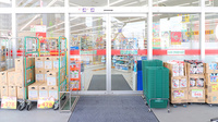 スギ薬局　三芳町店の入口
