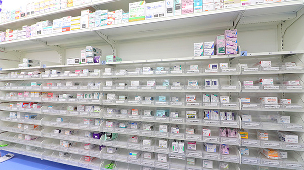 スギ薬局　三芳町店の薬棚