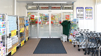 スギ薬局　新中里店の入口