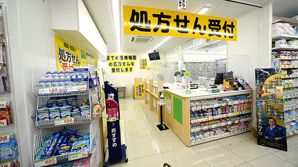 スギ薬局　新中里店の入口