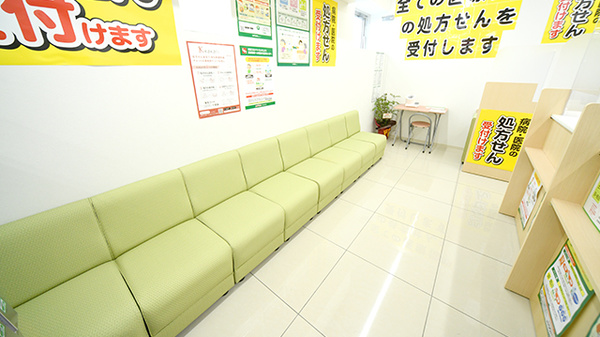 スギ薬局　新中里店の待合スペース