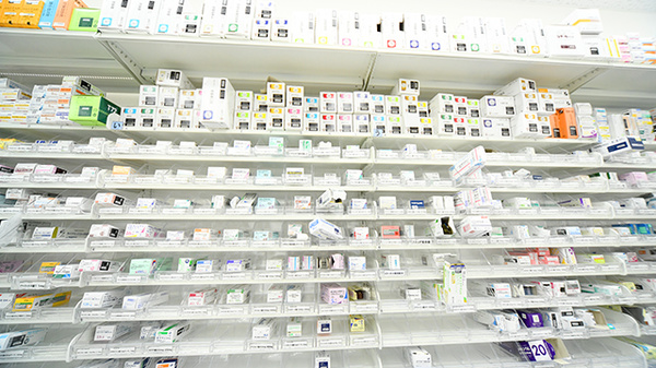 スギ薬局　新中里店の薬棚