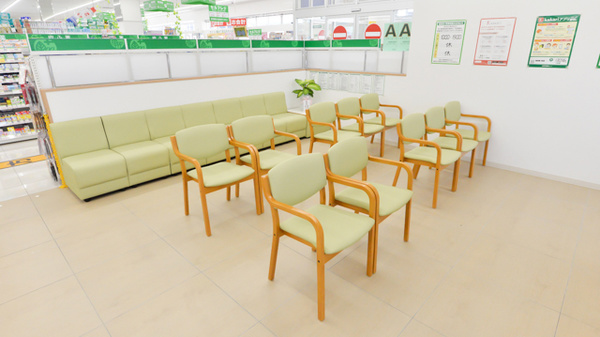 スギ薬局　中川南店の待合スペース