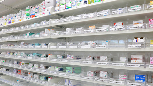 スギ薬局　前橋関根店の薬棚