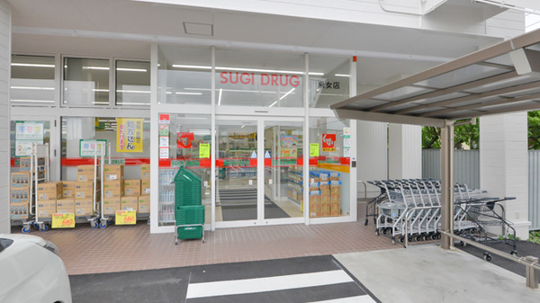スギ薬局　釆女店の入口