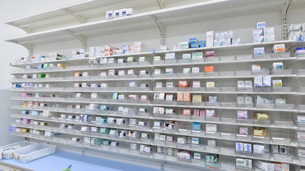 スギ薬局　釆女店の薬棚