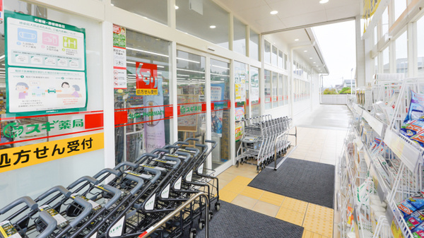 スギ薬局　あかしあ台店の入口