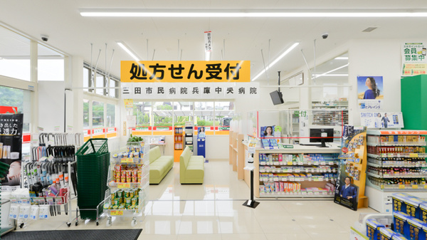 スギ薬局　あかしあ台店の入口