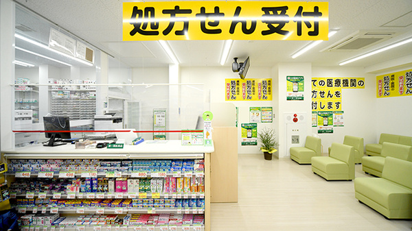 スギ薬局　川越クレアモール店の入口