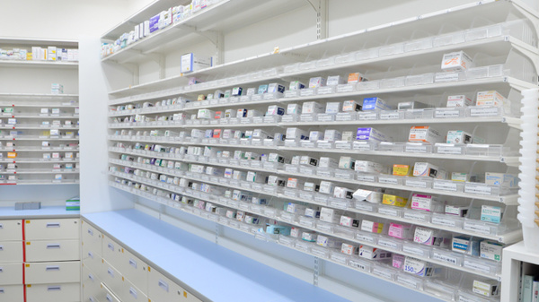 スギ薬局　三宮店の薬棚