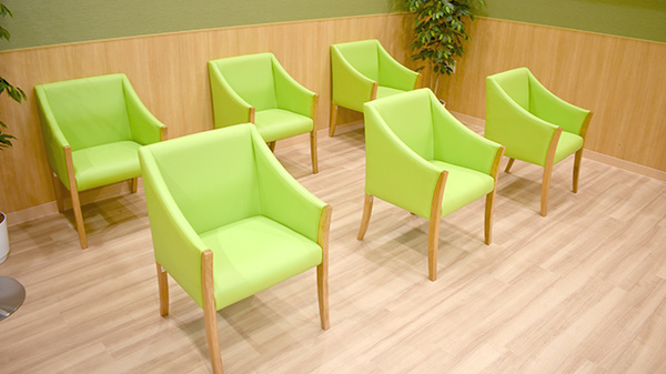 ドラッグセイムス新橋日比谷口薬局の待合スペース