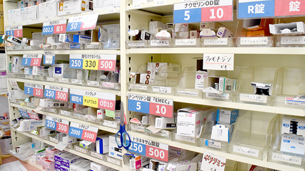 あおば薬局　北山田店の薬棚