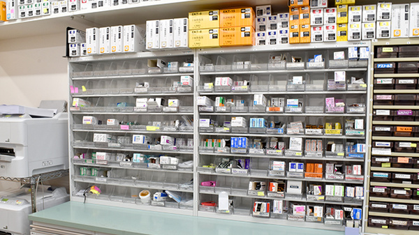 ウイン調剤薬局日吉5丁目店の薬棚