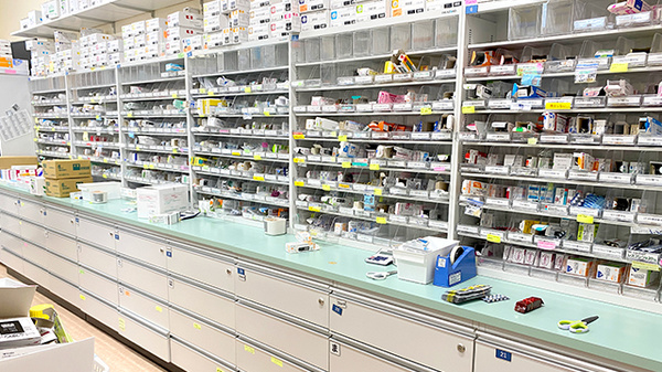 くすりのマルト 調剤薬局　平尼子店の薬棚