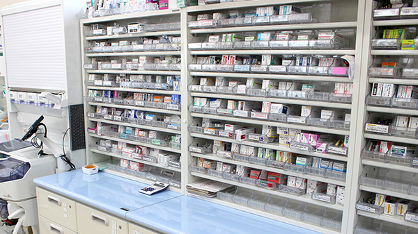 すず薬局　本内店の薬棚