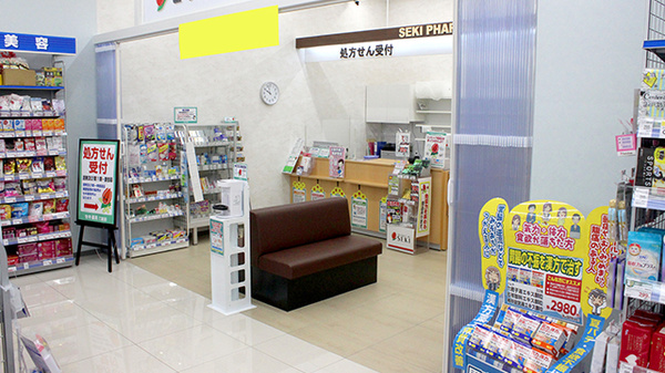 セキ薬局　三室店の入口