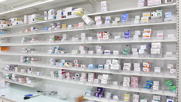 セキ薬局　三室店の薬棚