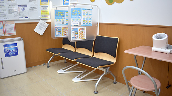 調剤薬局ツルハドラッグ南国中央店の待合スペース