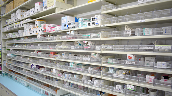 調剤薬局ツルハドラッグ南国中央店の薬棚