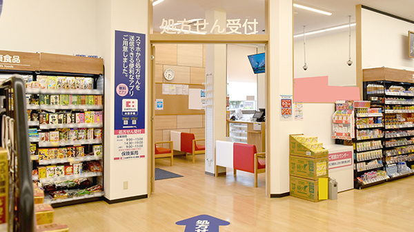 ココカラファイン薬局江島店の入口