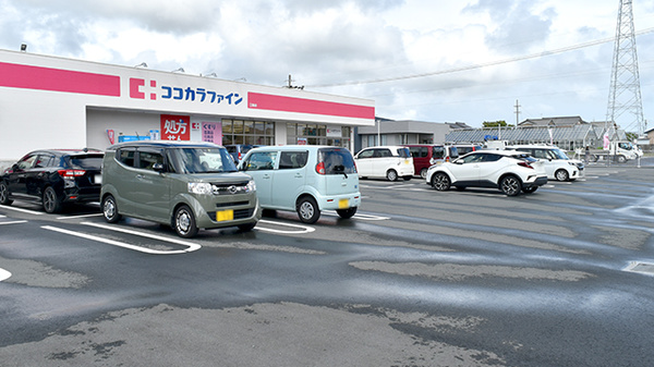 ココカラファイン薬局江島店の駐車場