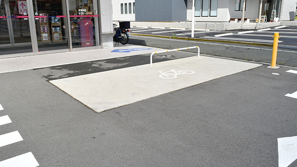 ココカラファイン薬局江島店の駐輪場
