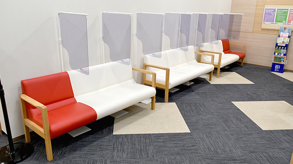 ココカラファイン薬局西新中央店の待合スペース