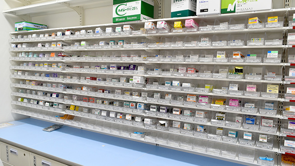 ココカラファイン薬局西新中央店の薬棚