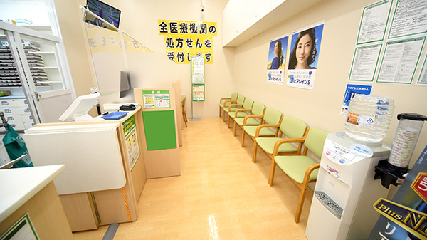 スギ薬局　大宮宮原店の待合スペース