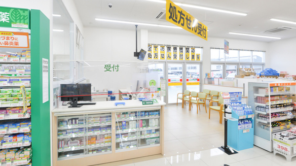スギ薬局　小牧南店の入口