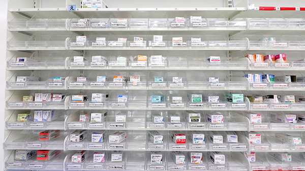 スギ薬局　水道橋店の薬棚