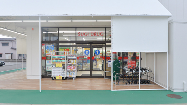 スギ薬局　赤江店の入口