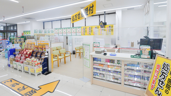 スギ薬局　赤江店の入口