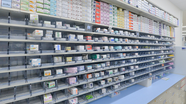 スギ薬局　赤江店の薬棚