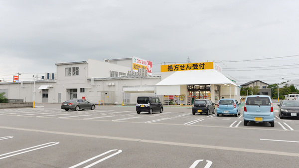 スギ薬局　赤江店の駐車場