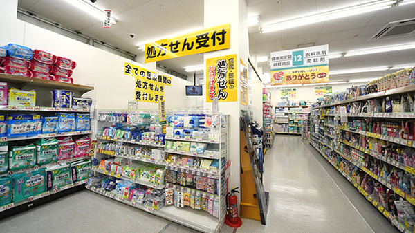 スギ薬局　白幡店の入口